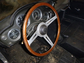 Aston Martin DB 2/4 Mk III (1955) – Lenkrad des am 24. Februar 2024 vom Aktionshaus Sieglin angebotenen Fahrzeugs