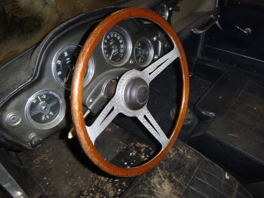 Bild: Aston Martin DB 2/4 Mk III (1955) – Lenkrad des am 24. Februar 2024 vom Aktionshaus Sieglin angebotenen Fahrzeugs