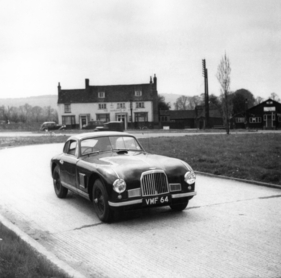 Aston Martin DB 2 'Vantage' (1950) - der Le-Mans-Teilnehmer als Pressefahrzeug im Jahr 1951 Aston Martin DB 2 'Vantage' (1950) - der Le-Mans-Teilnehmer als Pressefahrzeug im Jahr 1951