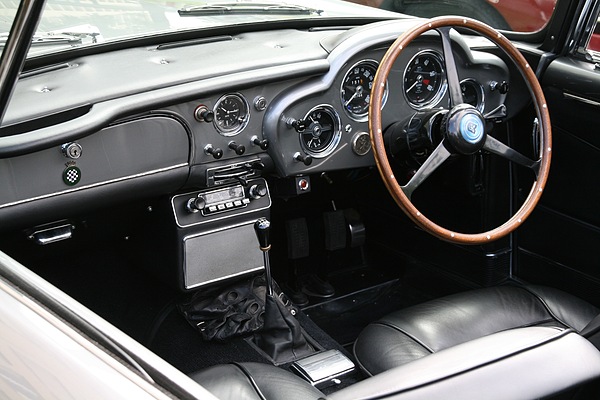 Aston Martin DB 4 Convertible (1962) - Interieur mit dem lackierten Armaturenbrett