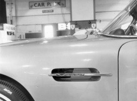 Aston Martin DB 4 Vantage (1964) - gut sichtbar das Vantage-Emblem