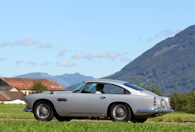 Aston Martin DB 4 am British Car Meeting 2011 in Mollis - edler Aston Martin fährt ein Aston Martin DB 4 am British Car Meeting 2011 in Mollis - edler Aston Martin fährt ein