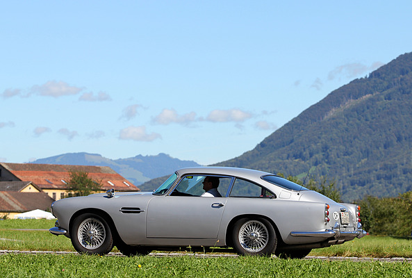 Aston Martin DB 4 am British Car Meeting 2011 in Mollis - edler Aston Martin fährt ein