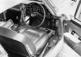Aston Martin DB 5 (1964) - Interieur mit Bedienungskonsole für Spezialfunktionen und Radarschirm im Armaturenbrett im Bond-Auto des Filmes Goldfinger