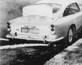Aston Martin DB 5 (1964) - Wagen mit Special Equipment - schusssichere Wand und Öldispenser - für den Bond-Film Goldfinger