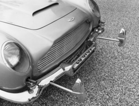 Aston Martin DB 5 (1964) - ausfahrbare Stossstangenhörner und drehbare Nummernschilder am Bond-Auto im Film Goldfinger