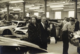 Aston Martin DB 5 (1965) - Königin Elizabeth II und David Brown bei einem Werksbesuch