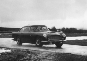 Aston Martin DB 5 Vantage (1965) - der Sportwagen verhält sich weitgehend neutral