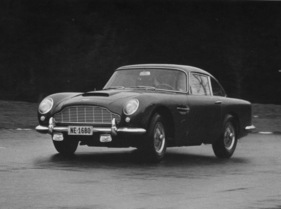 Aston Martin DB 5 Vantage (1965) - der englische Sportwagen ist auch schneller Kurvenfahrt nicht abgeneigt