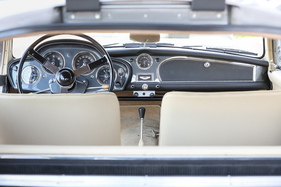 Aston Martin DB Mark III (1958) - Blick durch die Heckklappe ins Cockpit
