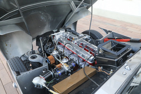 Aston Martin DB Mark III (1958) - Blick unter die Motorhaube auf den Reihensechszylindermotor
