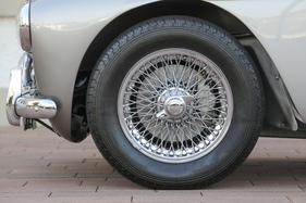 Aston Martin DB Mark III (1958) - Speichenräder und Scheibenbremsen