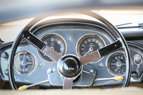 Aston Martin DB Mark III (1958) - alle wichtigen Instrumente sind vor dem Fahrer arrangiert