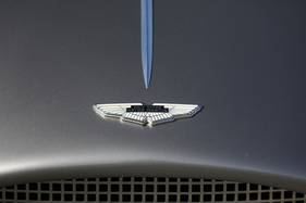 Aston Martin DB Mark III (1958) - das Markenzeichen auf der Motorhaube