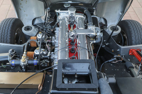 Aston Martin DB Mark III (1958) - der Reihensechszylindermotor ist natürlich längs eingebaut