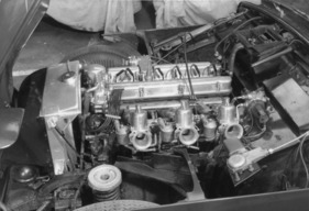 Aston Martin DB Mark III (1958) - der stärkere Reihen-Sechszylindermotor mit drei SU-Vergasern