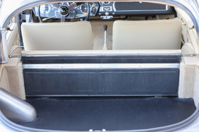 Aston Martin DB Mark III (1958) - die hintere Sitzbank kann umgeklappt werden