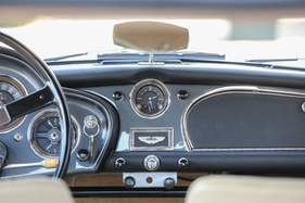 Aston Martin DB Mark III (1958) - gut ablesbare Uhr in der Mitte