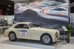 Aston Martin DB2 (1951) - wirbt für eine Versicherung - Rétromobile Paris 2020