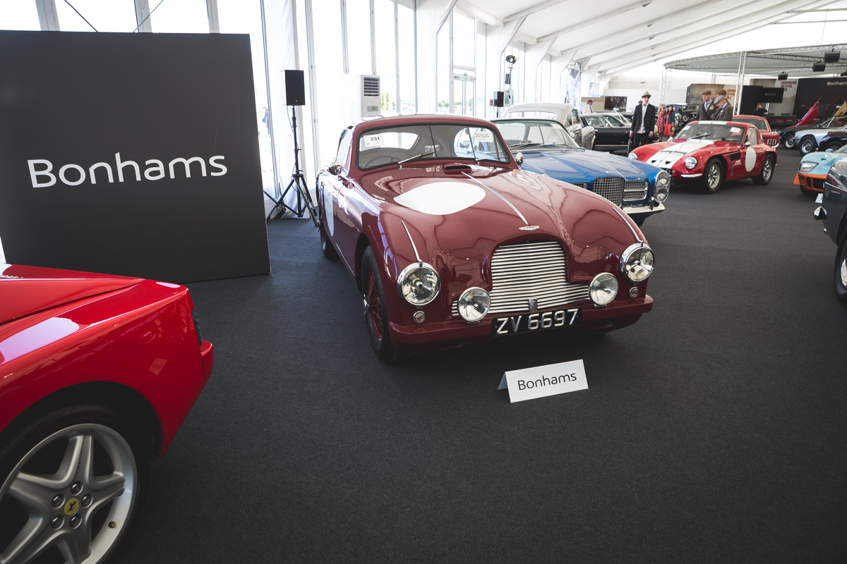Aston Martin DB2, im Hintergrund TVR Griffith - Bonhams Goodwood Revival Versteigerung 2017