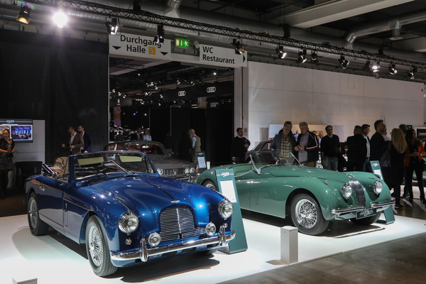 Aston Martin DB2 und Jaguar XK 120 OTS auf dem Stand der Emil Frey Classics - Auto Zürich 2022