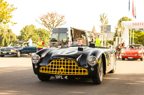 Aston Martin DB3/5 (1952) Exakt der Wagen, der 1952 das 9-Stunden Rennen von Goodwood mit Peter Collins und Pat Griffith gewonnen hat, während sein Schwesterfahrzeug, der DB3/3 beinahe die Boxenanlage abgefackelt hätte – ZCCA Zug 2025