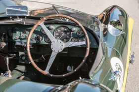 Aston Martin DB3 S (1954) - grosser Drehzahlmesser im Zentrum