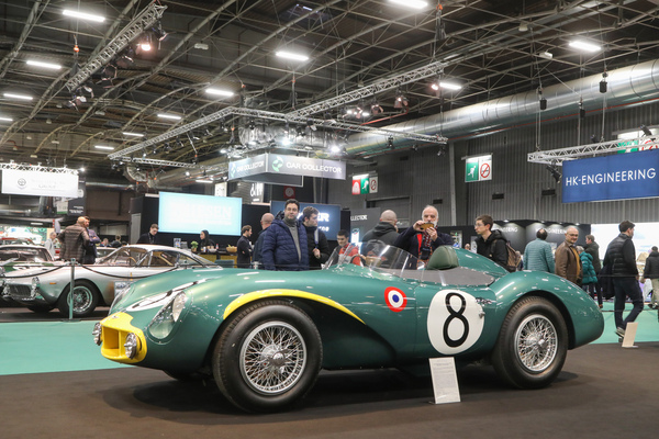 Aston Martin DB3S (1956) - Chassis DBS3/9, Le Mans 1956 Platz 2 mit Collins/Moss, auf dem Stand von Lukas Hüni - Rétromobile Paris 2024