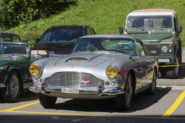 Aston Martin DB4 (1962) - mit gelben Scheinwerfern - British Car Meeting Motorworld Kemptthal 2025