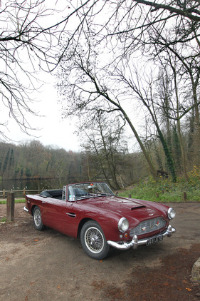Aston Martin DB4 Drophead Coupé (1962) - angeboten an der Bonhams Versteigerung im Grand Palais in Paris am 5. Februar 2015