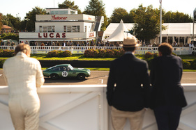 Aston Martin DB4 GT (1960) - Urs Müller wird genau beobachtet beim Rennen um die Kinrara Trophy - Goodwood Revival 2018
