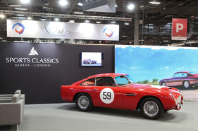 Aston Martin DB4 GT (1960) - mit viel Raum darum herum aufgestellt - Rétromobile Paris 2020