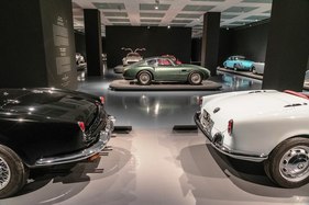 Bild Aston Martin DB4 GT Zagato (1962) - in der Ausstellung "PS:. Ich liebe Dich. Sportwagen-Design der 1950er - 1970er Jahre"