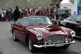Aston Martin DB4 und dahinter die Schlange vor den Essensständen - 35. British Car Meeting auf dem Flugplatz Mollis