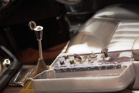 Aston Martin DB5 (1964) - Spezialausrüstung im James-Bond-Aston, auf der David Brown Sonderschau - Rétromobile Paris 2017