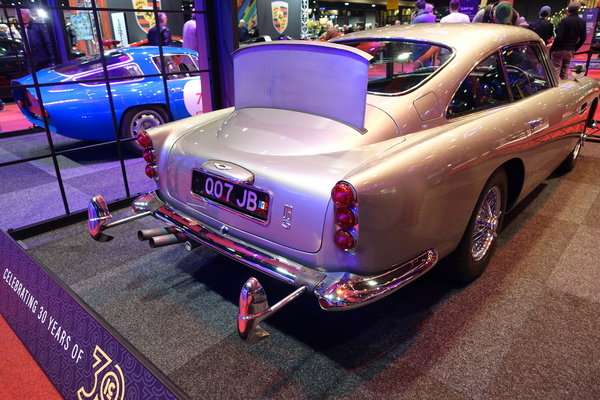 Aston Martin DB5 (1964) mit spezifischem Agentenzubehör für 007 – Sonderausstellung – Classic Car Show Maastricht 2025