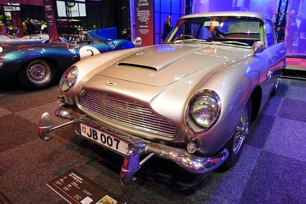 Aston Martin DB5 (1964) mit spezifischem Agentenzubehör für 007 – Sonderausstellung – Classic Car Show Maastricht 2025