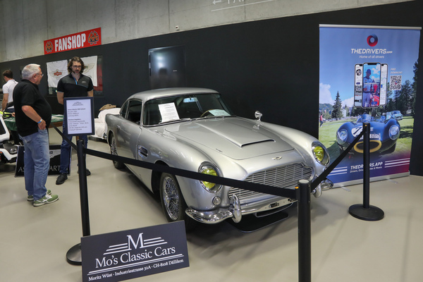 Aston Martin DB5 (1965) - nur 193 linksgelenkte Autos mit Fünfgang-ZF-Getriebe sollen gebaut worden sein - 5. Old Wheels Biel/Bienne 2024