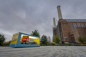 Aston Martin DB5 "Goldfinger Continuation" (2020) - Als lebensgrosse Nachbildung des beliebten Corgi-Toys-Modells vor der Battersea Power Station Aston Martin DB5 "Goldfinger Continuation" (2020) - Als lebensgrosse Nachbildung des beliebten Corgi-Toys-Modells vor der Battersea Power Station