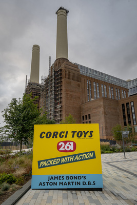 Aston Martin DB5 "Goldfinger Continuation" (2020) - Lebensgrosse Schachtel des beliebten Corgi-Toys-Modells vor der Battersea Power Station