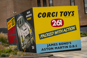Aston Martin DB5 "Goldfinger Continuation" (2020) - Lebensgrosse Schachtel des beliebten Corgi-Toys-Modells vor der Battersea Power Station Aston Martin DB5 "Goldfinger Continuation" (2020) - Lebensgrosse Schachtel des beliebten Corgi-Toys-Modells vor der Battersea Power Station