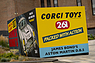 Aston Martin DB5 "Goldfinger Continuation" (2020) - Lebensgrosse Schachtel des beliebten Corgi-Toys-Modells vor der Battersea Power Station (© Aston Martin Lagonda, 2021) Aston Martin DB5 "Goldfinger Continuation" (2020) - Lebensgrosse Schachtel des beliebten Corgi-Toys-Modells vor der Battersea Power Station (© Aston Martin Lagonda, 2021)