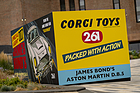 Aston Martin DB5 "Goldfinger Continuation" (2020) - Lebensgrosse Schachtel des beliebten Corgi-Toys-Modells vor der Battersea Power Station