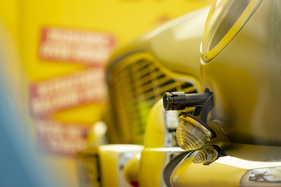 Aston Martin DB5 "Goldfinger Continuation" (2020) - Maschinengewehre hinter den Blinkern, natürlich funktionslos Aston Martin DB5 "Goldfinger Continuation" (2020) - Maschinengewehre hinter den Blinkern, natürlich funktionslos