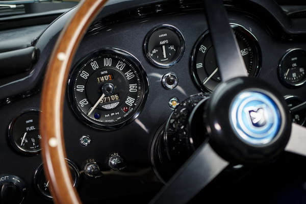 Aston Martin DB5 Instrumente – 60 Jahre Aston Martin DB5