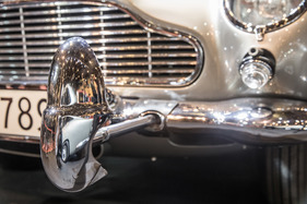 Aston-Martin DB5 James Bond (1964) - ausgefahrenes Stossstangenhorn - Rétromobile Paris 2017