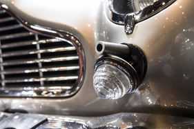 Aston-Martin DB5 James Bond (1964) - eingebautes Maschinengewehr - Rétromobile Paris 2017