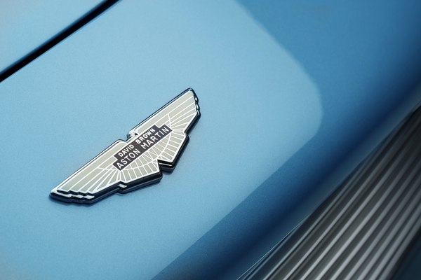 Aston Martin DB5 Marken-Emblem "David Brown" – 60 Jahre Aston Martin DB5