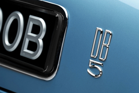 Aston Martin DB5 Schriftzug – 60 Jahre Aston Martin DB5 Aston Martin DB5 Schriftzug – 60 Jahre Aston Martin DB5