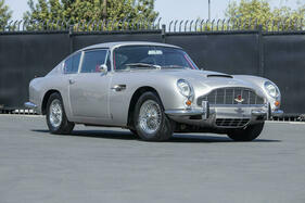 Aston Martin DB6 Vantage Sports Saloon (1966) - als Lot 111 angeboten an der Bonhams 'The Greenwich Auction" am 5. Juni 2022